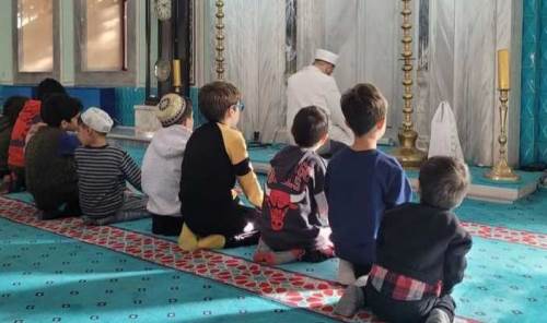 Eskişehir'deki çocuklar şehitler için dua etti