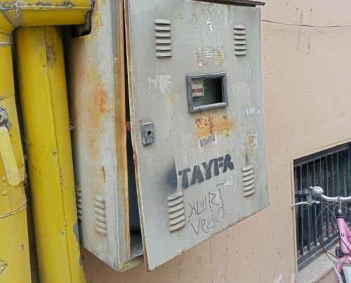 Eskişehir'deki elektrik panosu can güvenlğini tehdit ediyor!