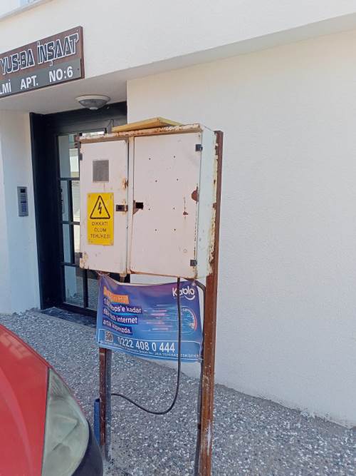 Eskişehir'deki elektrik panosu tehlike saçıyor