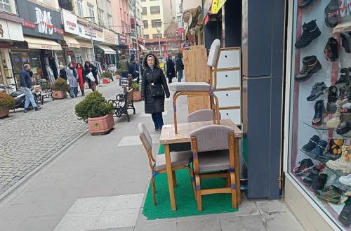 Eskişehir'deki esnafın eşyaları yaya yolunu daralttı