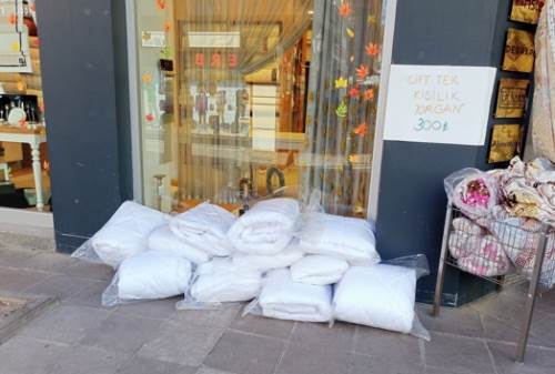 Eskişehir'deki esnafın kaldırımdaki ürünleri yayaları zorladı