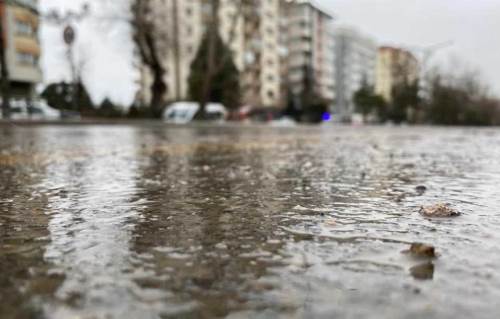 Eskişehir’deki fırtına yağışla birlikte şiddetini artırdı