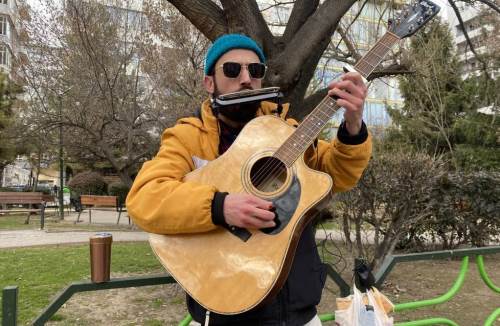 Eskişehir'deki İranlı öğretmen müziğiyle sokakları neşelendiriyor