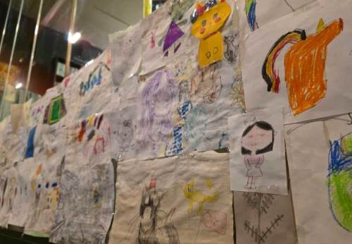 Eskişehir'deki kafede minik ellerin sanatı duvarları süsledi