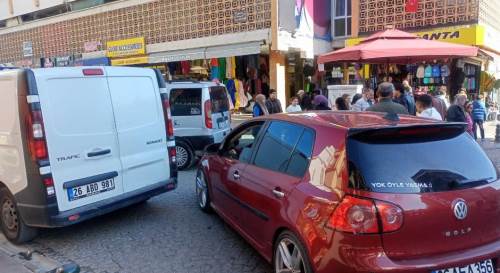 Eskişehir'deki kalabalık araç trafiğini kitledi!