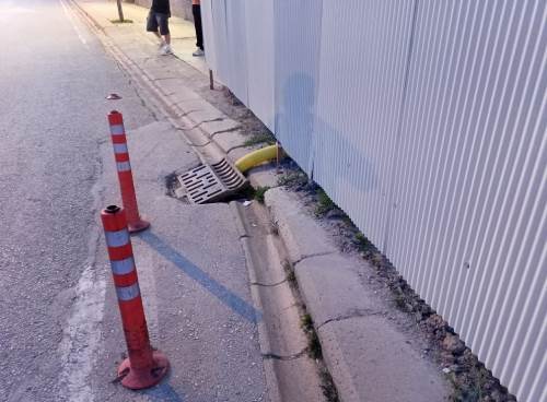 Eskişehir'deki kaldırım çukuru tehlike saçıyor