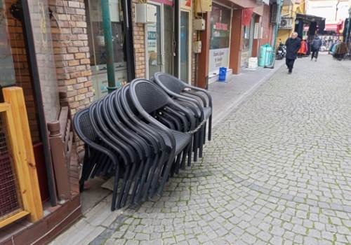 Eskişehir'deki kaldırıma bırakılan sandalyeler geçişi zorladı