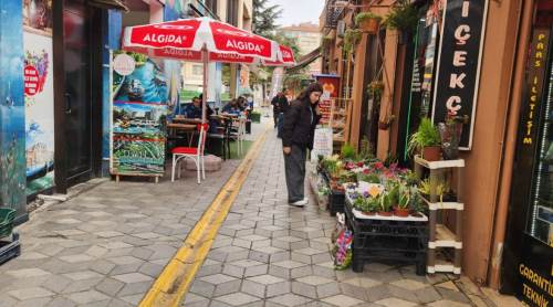 Eskişehir'deki kaldırımlar esnafın ve motosikletlerin işgalinde