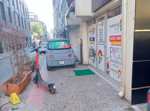 Eskişehir'deki kaldırımlarda geçecek alan kalmadı!