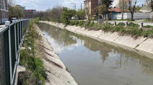 Eskişehir'deki kanalda şaşırtıcı görüntü: Korkuluk yapıldı ama...