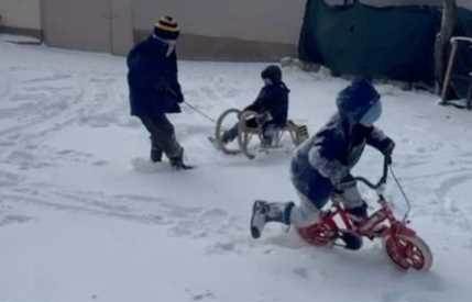 Eskişehir'deki kar tatili çocuklara yaradı: Öğrenciler sokaklara çıktı