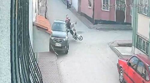 Eskişehir'deki kaza kamerada: Motosiklet havaya savruldu, sürücü kaçtı!