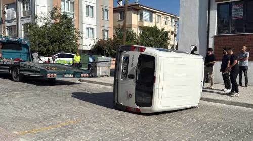 Eskişehir'deki kazada 3 kişi yaralandı: Araç sokakta böyle kaldı