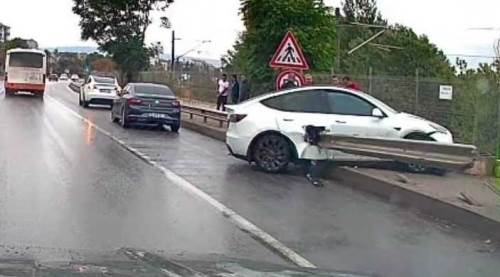 Eskişehir'deki kazada bariyer Tesla’nın içinden geçti