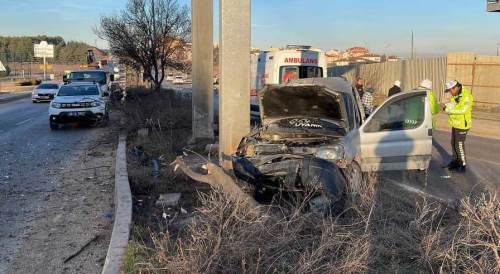 Eskişehir’deki kazada üst geçide girip sıkıştılar!