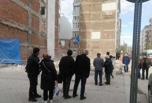 Eskişehir’deki meraklı gözler olaylı yıkım alanına akın etti