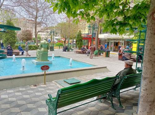 Eskişehir'deki meydan onların uğrak noktası oldu 