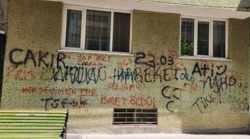 Eskişehir'deki o binanın duvarı adeta deftere döndü!