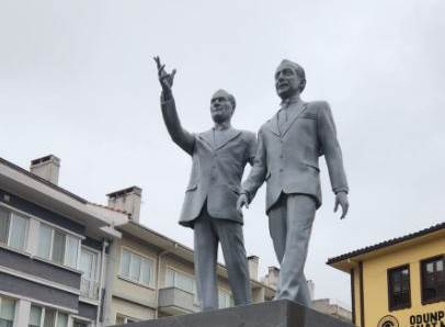 Eskişehir'deki o heykel turistlerin dikkatini çekiyor