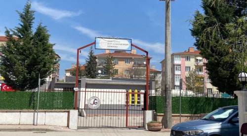 Eskişehir'deki okulda hareketli anlar: Polis ve bekçi geldi