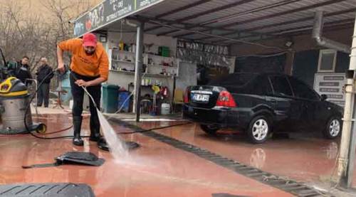 Eskişehir'deki oto yıkamacı onlar için temizliyor