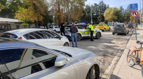 Eskişehir'deki otomobilde yaşananları görenler ihbar etti!