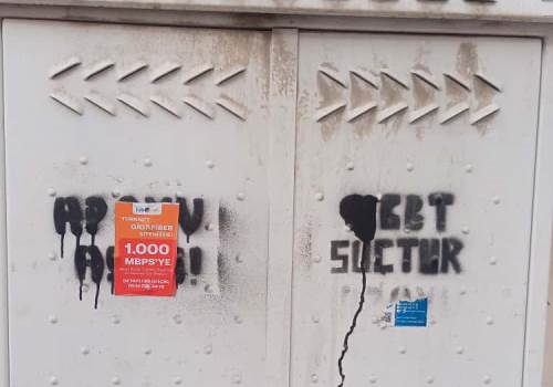 Eskişehir'deki panolar yazılarla kirlendi!