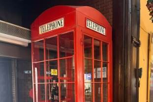 Eskişehir'deki telefon kulübesi nostaljik hava katıyor