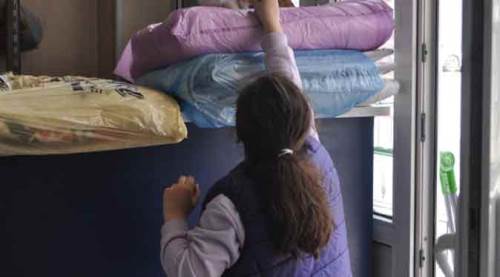 Eskişehir'deki terzi dükkânının ilgi odağı oldular