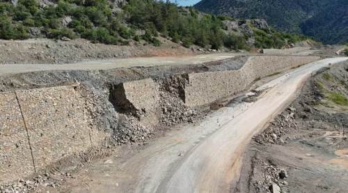 Eskişehir'deki yağışlar yeni yolu vurdu, duvar yıkıldı!
