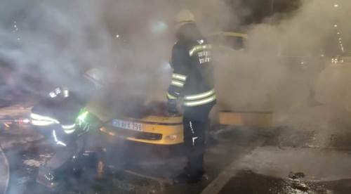 Eskişehir'deki yangın caddeyi kapattı!