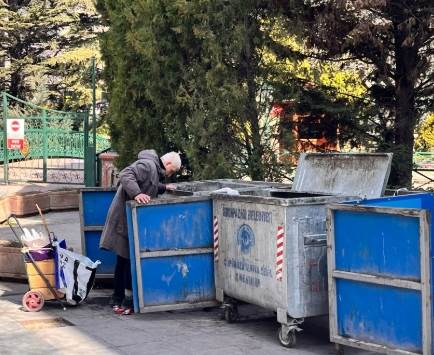 Eskişehir'deki yaşlı adam görenlerin yüreğini burktu