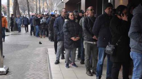 Eskişehir’deki yoğunluk bina dışına taştı