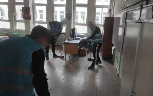 Eskişehir'deki yükümlüler, İsmet İnönü İlkokulu'nu temizledi