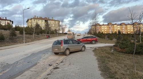 Eskişehir’deki zincirleme kazada can pazarı: Üç araç birbirine girdi!
