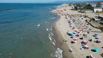 Eskişehir'den 3 saat uzaktaki sahilde adım atacak yer kalmadı