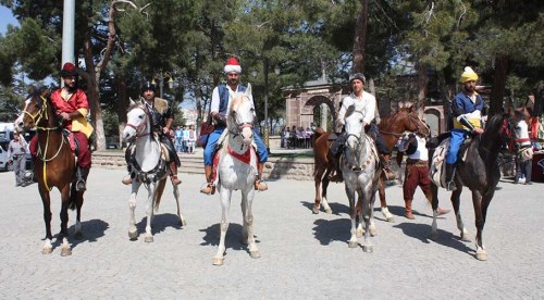 Eskişehir'den atlarla çıkıp tam 5 saatte...