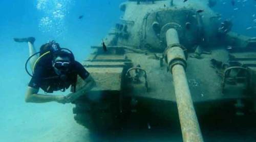 Eskişehir'den gidip, 20 metrede batık tank ve uçağı fotoğraflarılar