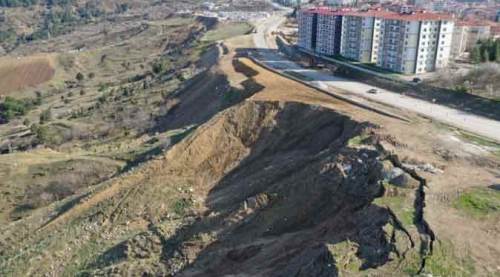 Eskişehir'den o yolu kullanacaklar dikkat! Toprak kayması...