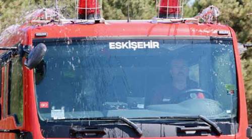 Eskişehir'den yardıma gitti, alevlerin arasında kaldı!