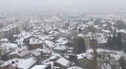 Eskişehir'e kar yağışı, fırtına ile geri döndü!