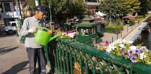 Eskişehir'e renk katan çiçeklere bakım yapılıyor