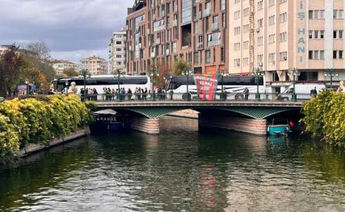Eskişehir’e ziyaretçi akını: Tur otobüsleri çarşı merkezini doldurdu