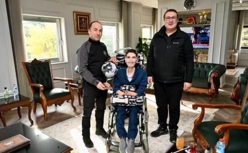 Eskişehir Emniyet Müdürü Yılmaz, polis memuru ve engelli oğlunu ziyaret etti