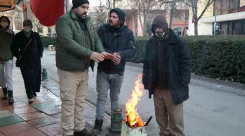 Eskişehir esnafı, dondurucu soğuğun çaresini böyle buldu!