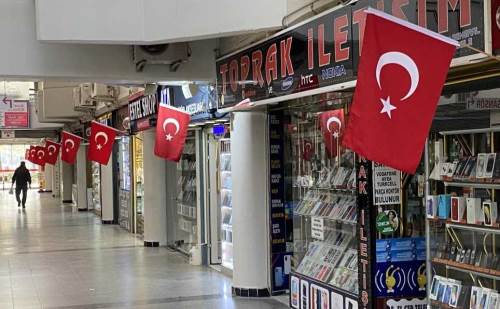 Eskişehir esnafı Atatürk için her yere Türk bayrağı astı