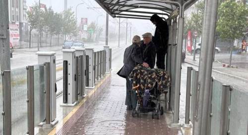 Eskişehir fırtınaya teslim oldu: Vatandaşlar böyle korundu!