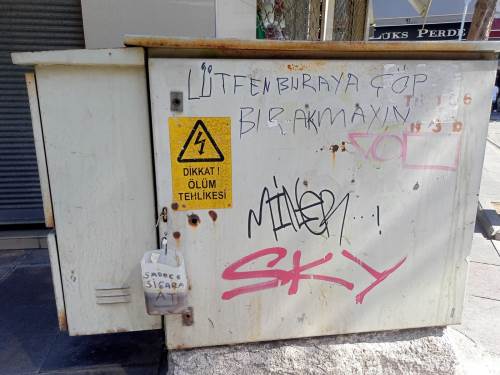 Eskişehir Hamamyolu'ndaki elektrik panosu ölüm saçıyor!