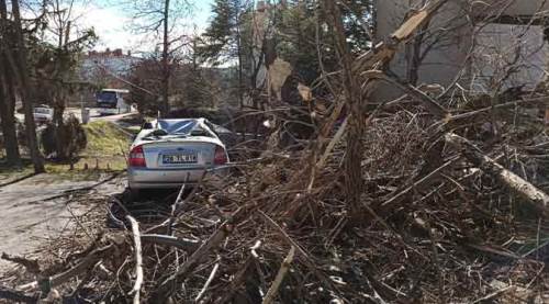 Eskişehir'i fırtına vurdu, sokaklar savaş alanına döndü