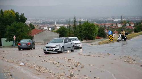 Eskişehir'i yaz yağmuru esir aldı